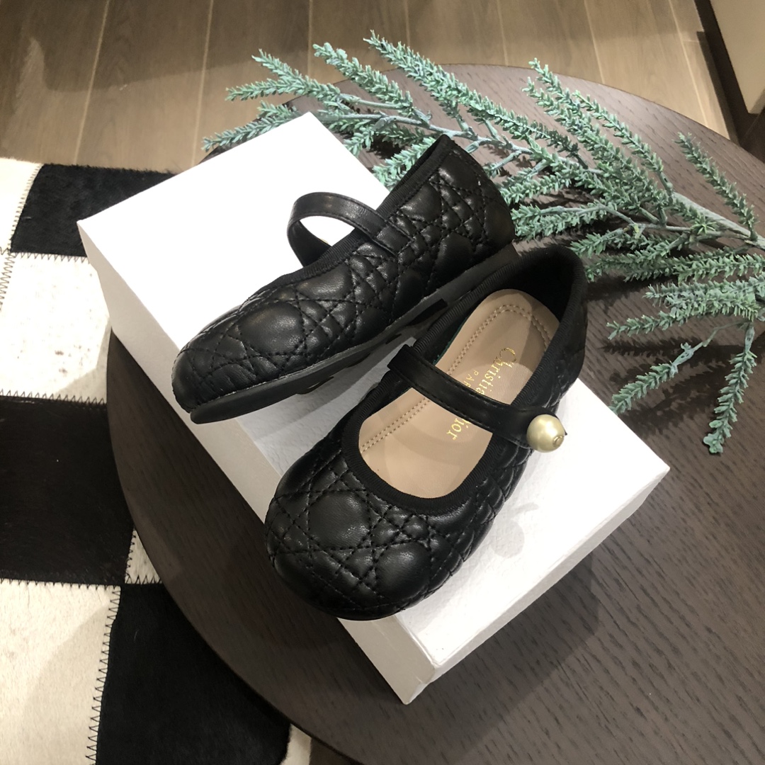 Children's shoes child